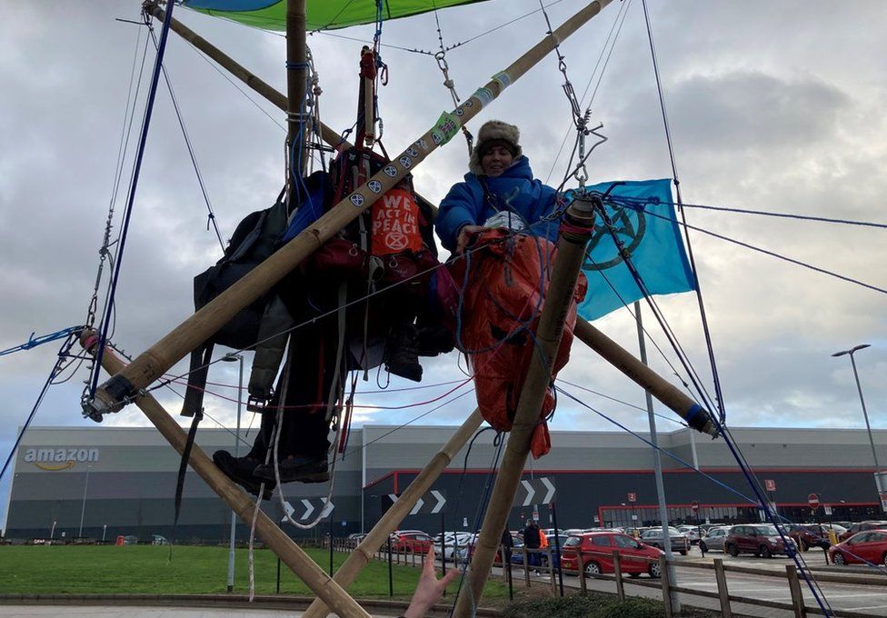 Протесты Amazon: 13 человек арестованы, так как Extinction Rebellion нацелена на розничного продавца 9 Протестующие установили бамбуковые конструкции, как, например, в центре выполнения заказов Amazon рядом с аэропортом Ист-Мидлендс