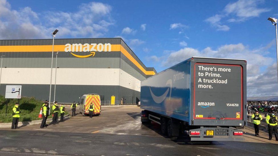 Протесты Amazon: 13 человек арестованы, так как Extinction Rebellion нацелена на розничного продавца 11 Склад Amazon в Бристоле возобновил работу после акции