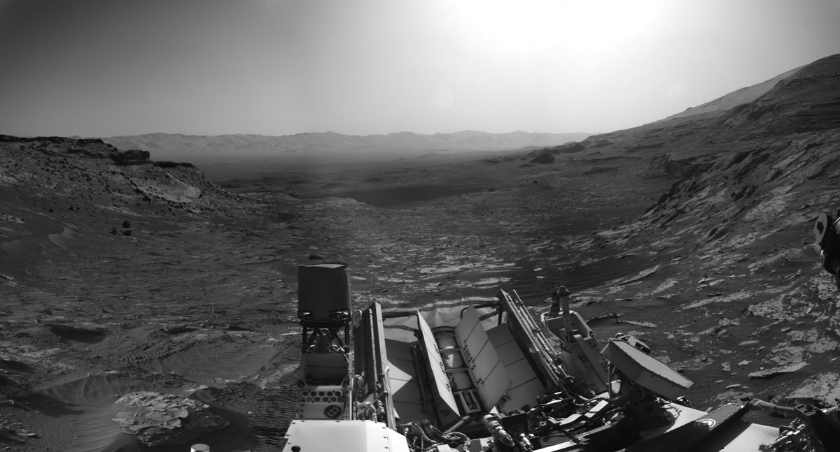 марсоход НАСА Curiosity использовал свои черно-белые навигационные камеры для съемки панорам этой сцены в два часа дня. 
Это был вид в 8:30 утра по местному марсианскому времени. 
