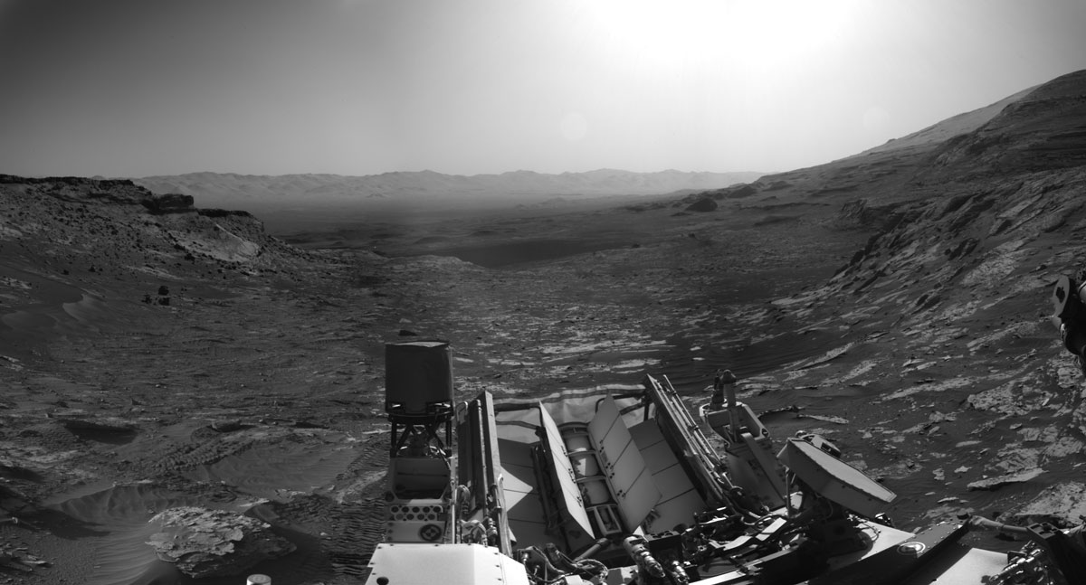 Марсоход НАСА Curiosity отправил фотооткрытку с Марса 3 марсоход НАСА Curiosity использовал свои черно-белые навигационные камеры для съемки панорам этой сцены в два часа дня.
Это был вид в 8:30 утра по местному марсианскому времени.