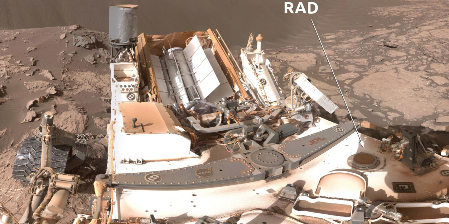 Расположение RAD на борту Curiosity: верхнюю часть детектора оценки радиации можно увидеть на палубе марсохода Curiosity NASA. 