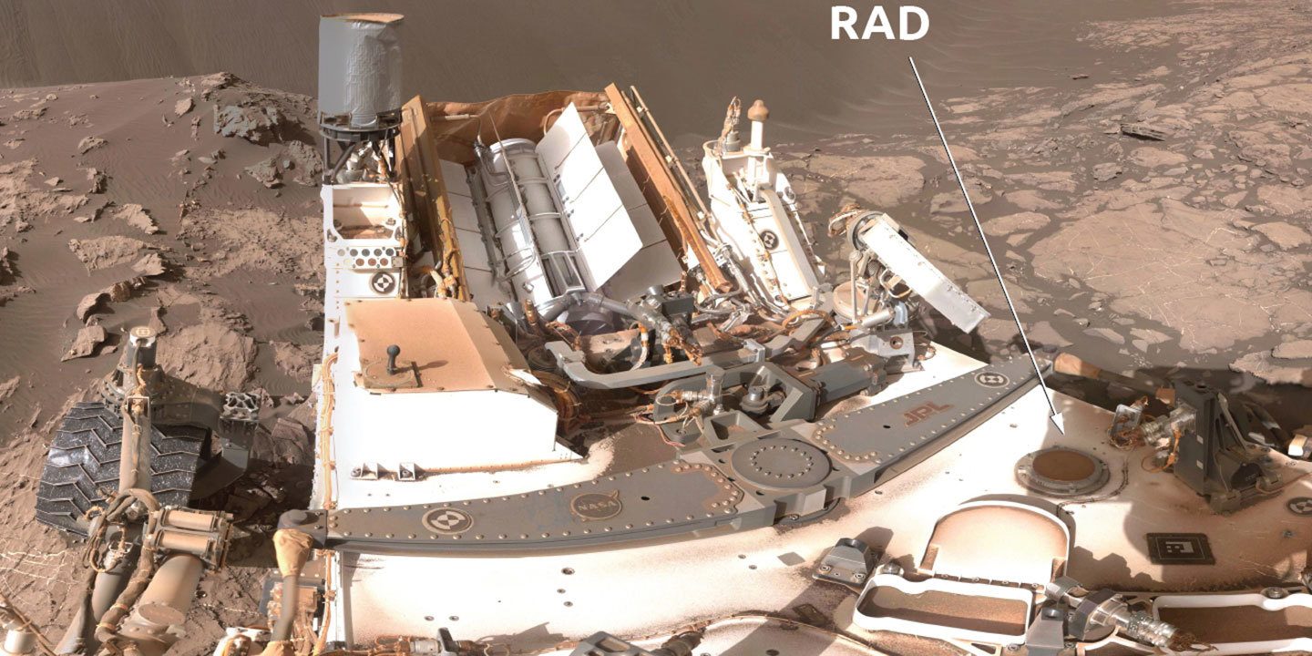Как марсоход Curiosity делает Марс более безопасным для астронавтов 3 Расположение RAD на борту Curiosity: верхнюю часть детектора оценки радиации можно увидеть на палубе марсохода Curiosity NASA.