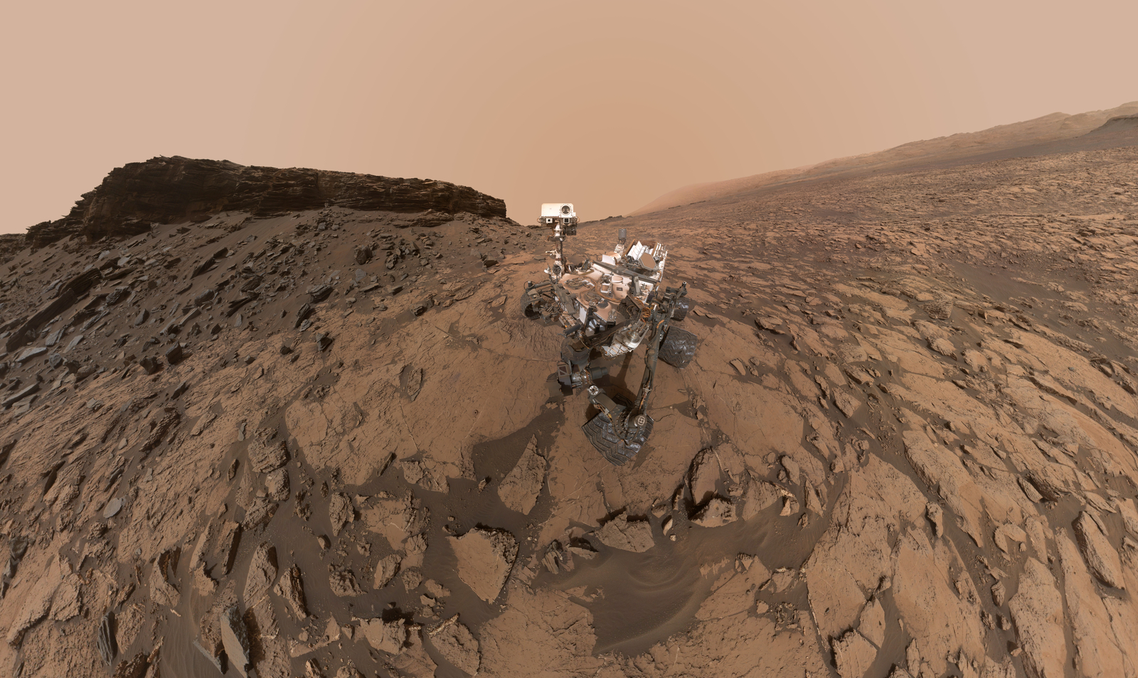 Селфи Curiosity на «Мюррей-Баттс» : марсианский марсоход НАСА Curiosity использовал свой марсианский ручной Lens Imager, или MAHLI, чтобы сделать это селфи в месте бурения скважин «Кела» в районе «Мюррей-Баттс» на нижней горе Шарп в период с 17 по 18 сентября. 