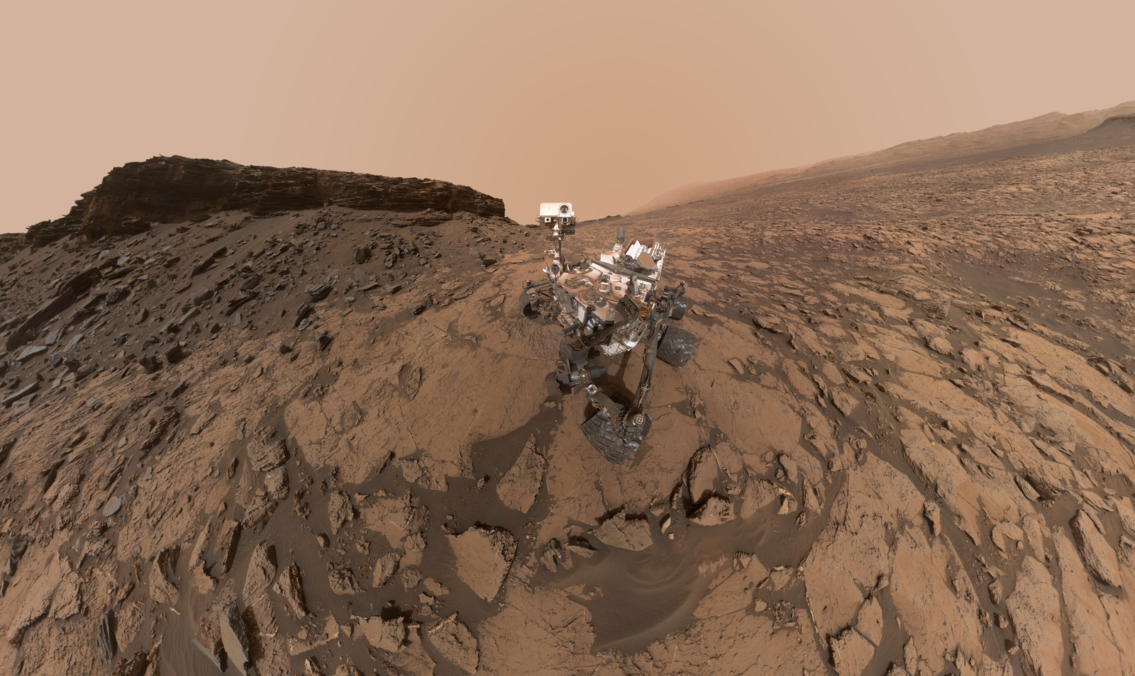 Как марсоход Curiosity делает Марс более безопасным для астронавтов 2 Селфи Curiosity на «Мюррей-Баттс» : марсианский марсоход НАСА Curiosity использовал свой марсианский ручной Lens Imager, или MAHLI, чтобы сделать это селфи в месте бурения скважин «Кела» в районе «Мюррей-Баттс» на нижней горе Шарп в период с 17 по 18 сентября.