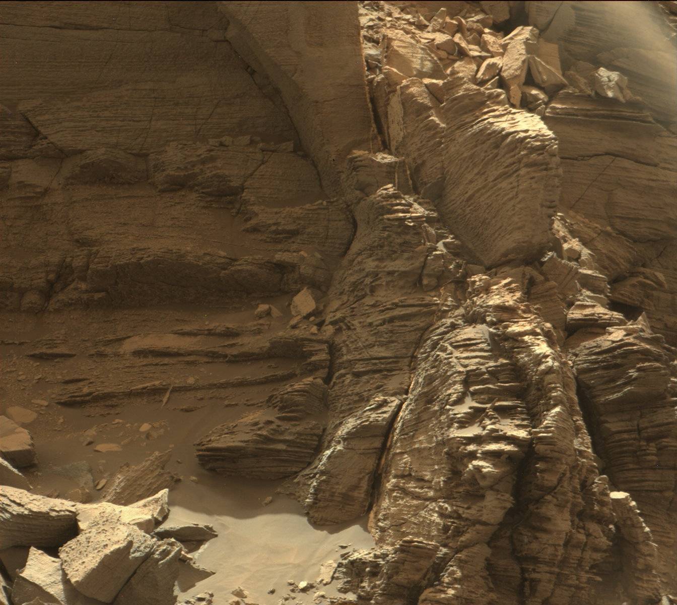 НАСА Curiosity марсохода используется мачта камеры или Mastcam, чтобы захватить этот образ обнажения с тонко слоистыми породами в регионе «Мюррей Бет» на нижнем эолиде 8 сентября 2016 года Credits : НАСА / Лаборатория реактивного движения-Калтех / MSSS. 