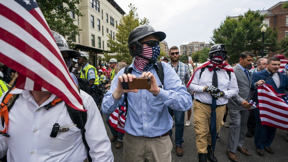 Белые националисты принимают участие в митинге возле Белого дома в 2018 году