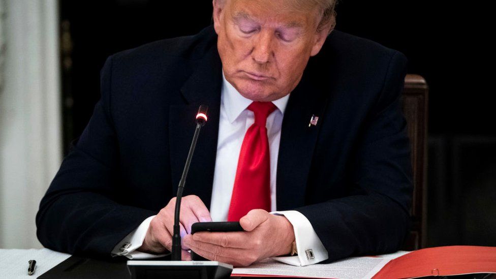 Год в технологиях: Президент Дональд Трамп пользуется своим мобильным телефоном