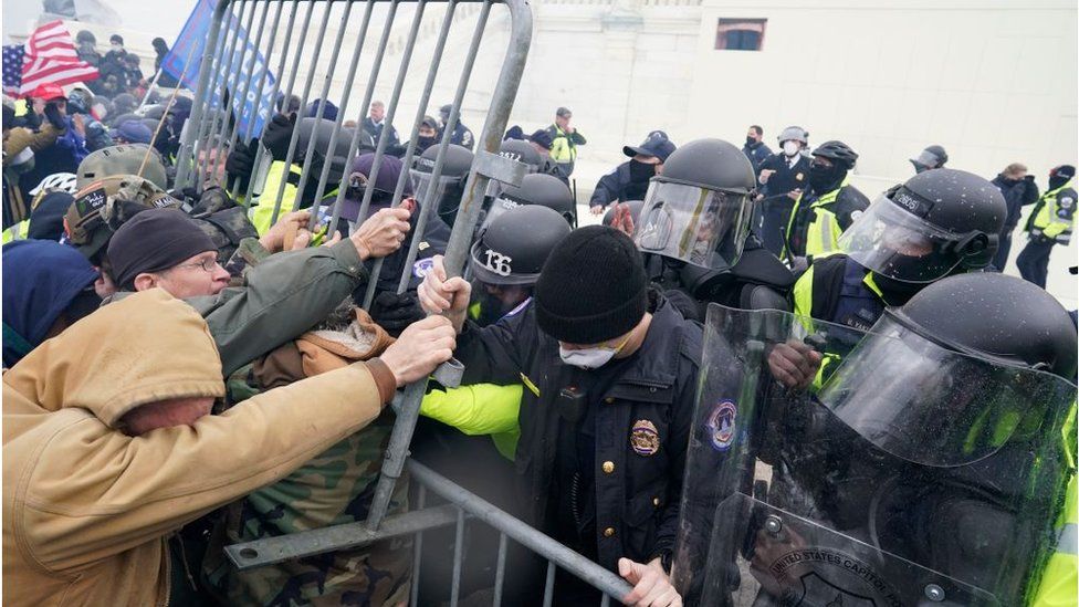 Протестующие штурмуют Капитолий США в январе