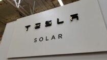 Американский надзорный орган проверяет Tesla на предмет безопасности солнечных панелей