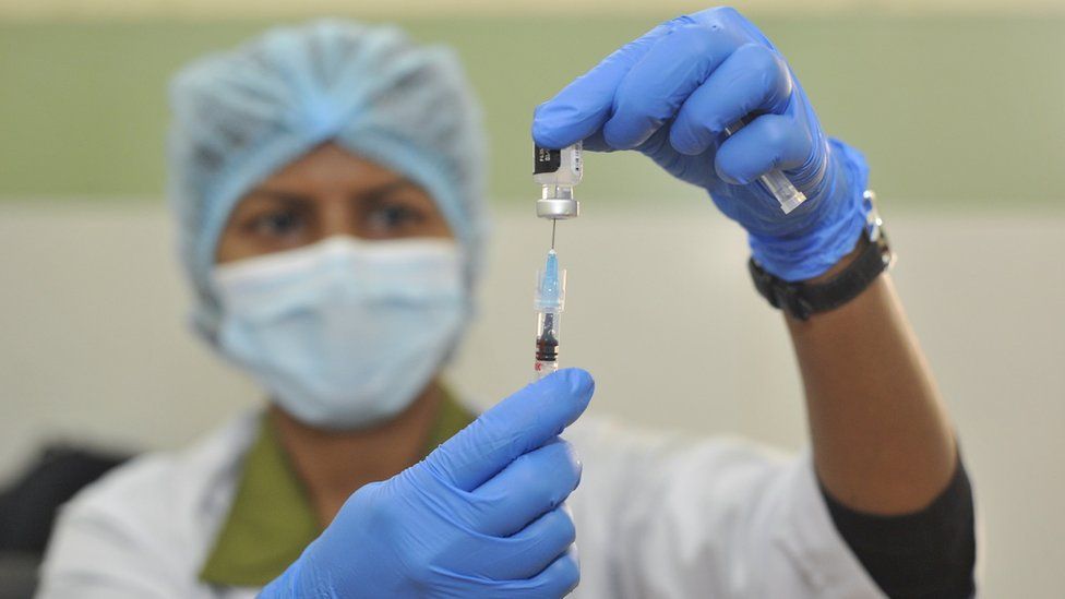 Лабораторные испытания в Южной Африке показывают, что Omicron может обойти прививку Pfizer Pfizer