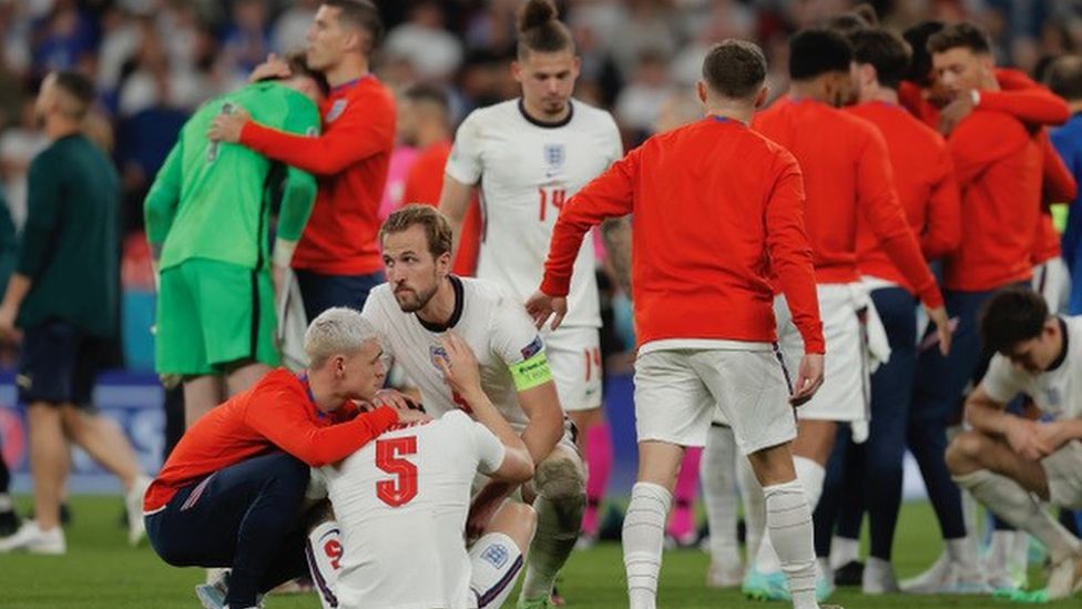 «Euros» - это термин 2021 года, который чаще всего ищут в Google в Великобритании 1 Image caption, The Euros, in which England lost the final to Italy, on penalties, dominated search