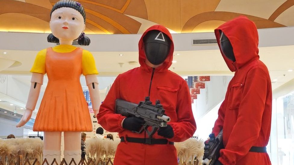 «Euros» - это термин 2021 года, который чаще всего ищут в Google в Великобритании 2 Image caption, Korean Netflix hit Squid Game topped TV search