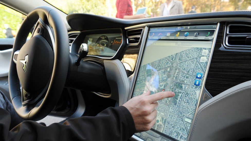 Tesla Model 3, Министр транспорта Франции заявил, что нет никаких подозрений, что с автомобилем возникли технические проблемы