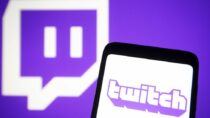 Twitch, принадлежащий Amazon, заблокировал аккаунт Amazon после показа груди в прямом эфире