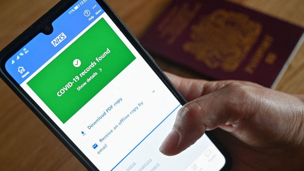Поддельные Covid 19 пропуска рекламируются в Интернете с целью продажи 4 Союз иммиграционных служб говорит, что очереди на границе станут неуправляемыми, если будут введены масштабные проверки действительности паспортов Covid 19.