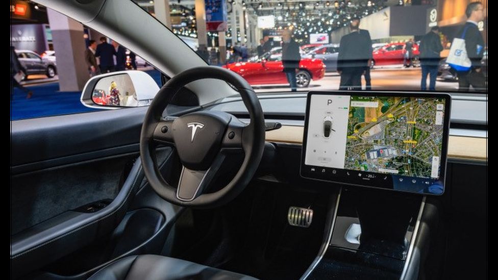 Только пассажиры могут играть в игры на сенсорном экране автомобиля Tesla