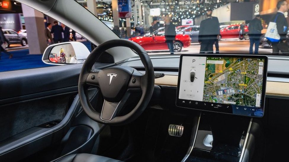 Только пассажиры могут играть в игры на сенсорном экране автомобиля Tesla