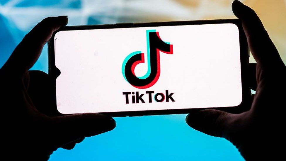 Модератор TikTok подал в суд из-за «психологической травмы»