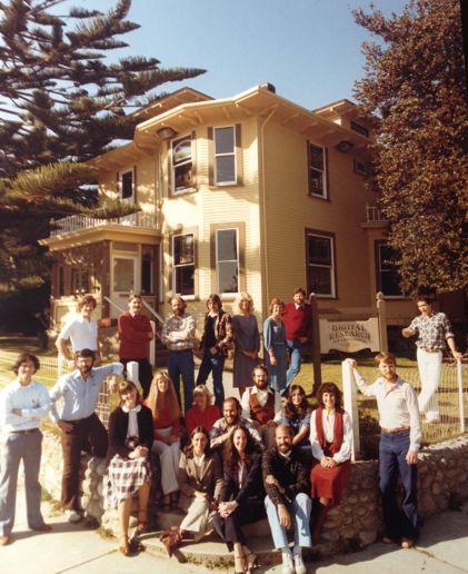 Сотрудники DRI возле офиса штаб-квартиры в Пасифик Гроув, Калифорния, ноябрь 1980 года