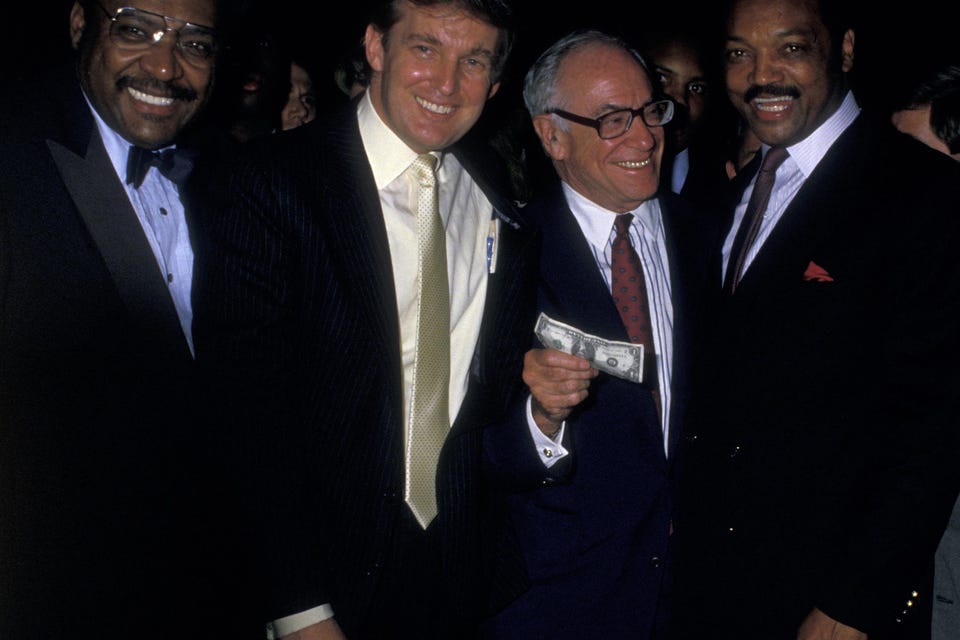 Любители больших гонок: Дон Кинг, Дональд Трамп, Малкольм Форбс и Джесси Джексон присутствуют на бое Майка Тайсона и Майкла Спинкса в Trump Plaza в июне 1988 г.