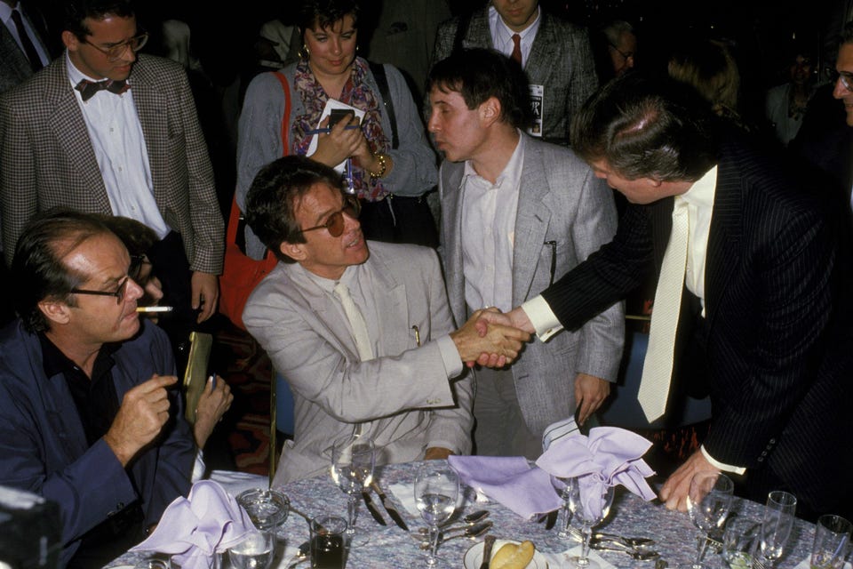 Звездная сила: Дональд Трамп с Уорреном Битти, Джеком Николсоном и Полом Саймоном на площади Трампа в 1988 году