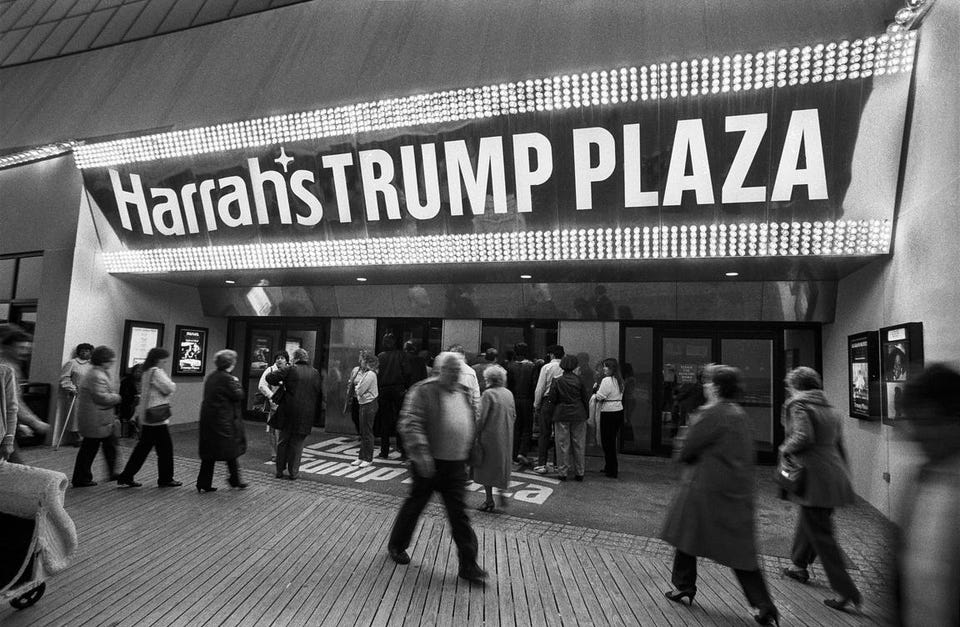Скромное начало: вход в Harrah's Trump Plaza, так он назывался в 1985 году.