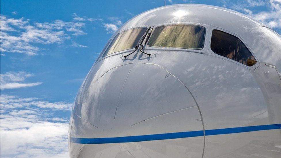 5G. Крупный план носовой части коммерческого реактивного авиалайнера Boeing 787 Dreamliner