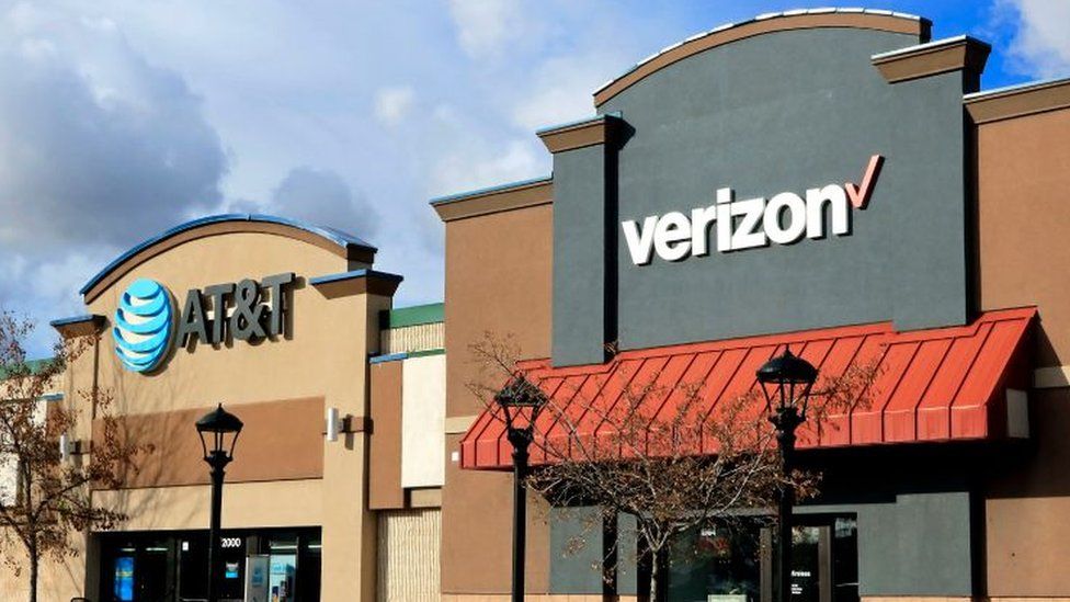 Витрины магазинов AT&T и Verizon и входы в торговый центр в северном Айдахо.
внедрение 5G