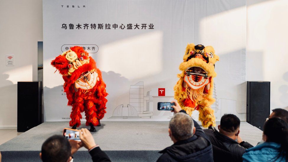 На церемонии открытия был показан китайский танец льва
