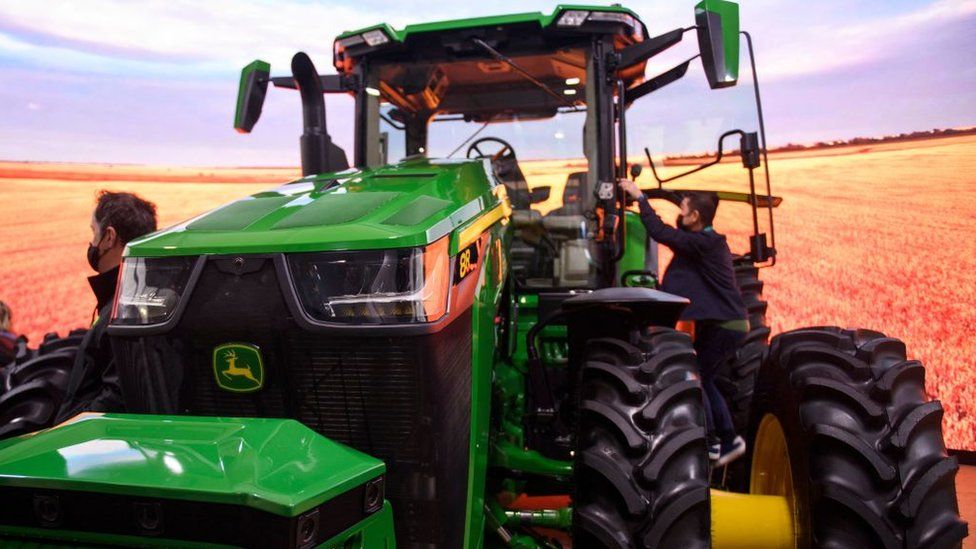 John Deere представляет автоматизированный трактор на выставке CES 2022 1 John Deere, Камеры - видимые здесь в нижней части передней части транспортного средства - обнаруживают объекты по мере того, как трактор выполняет обработку почвы