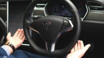 Tesla добавляет спокойный и агрессивный режимы самостоятельного вождения.