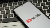 Специалисты по проверке фактов называют YouTube «основным каналом онлайн-дезинформации».