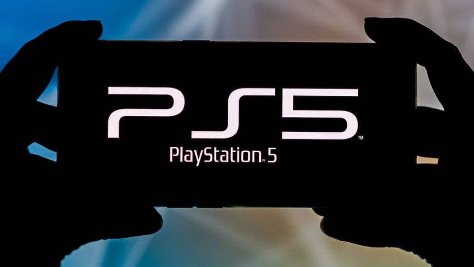 Логотип PlayStation 5 показан на смартфоне. Activision Blizzard
