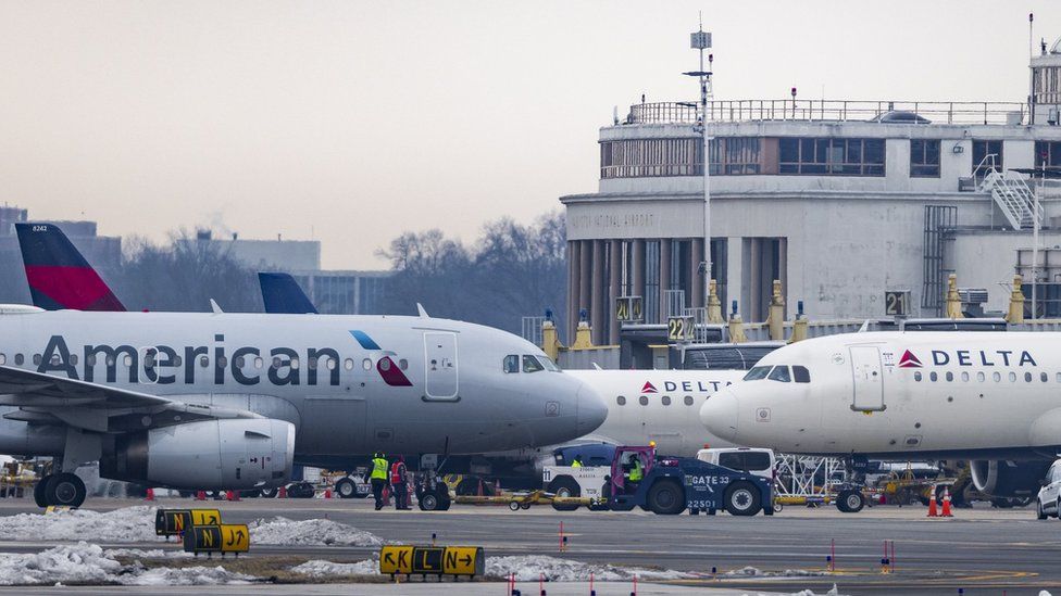 5G. Самолеты припаркованы на асфальте Национального аэропорта имени Рональда Рейгана Вашингтона в Арлингтоне, штат Вирджиния, США, 14 января 2022 года.