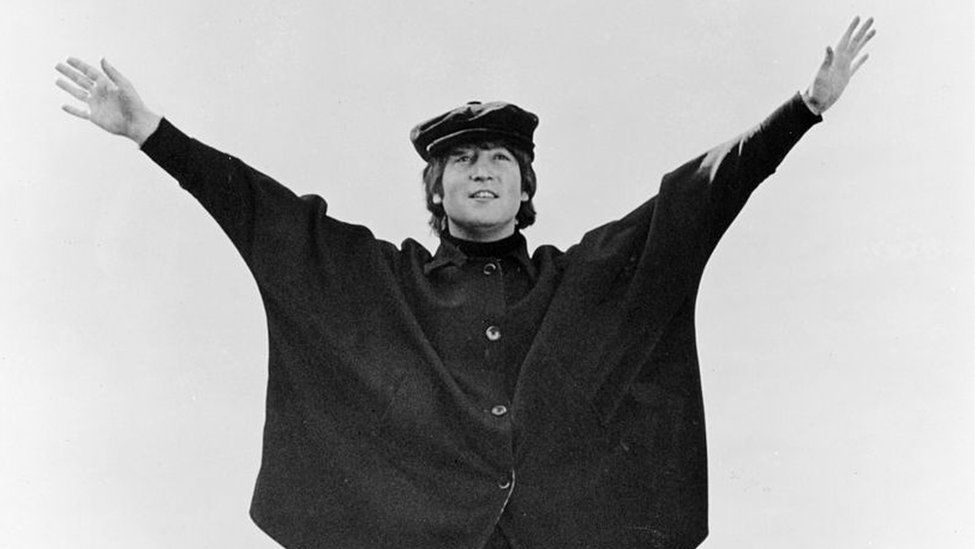 Джон Леннон из группы "The Beatles" позирует для фотографии на снегу в марте 1965 года.