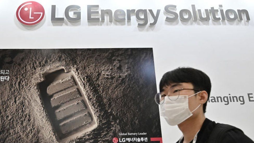 Посетитель проходит мимо стенда компании LG Energy Solution на выставке в Сеуле.