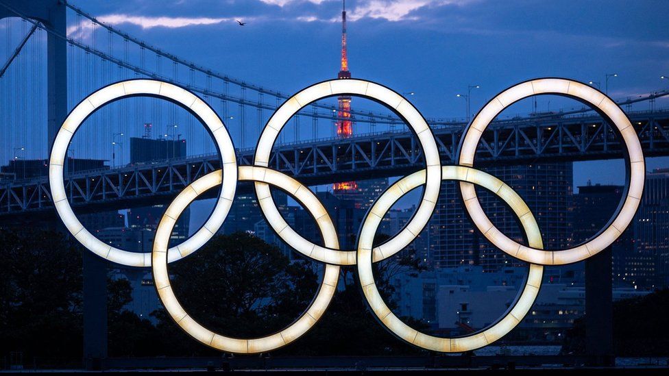 Олимпийские игры. Олимпийские кольца на набережной Одайба в Токио