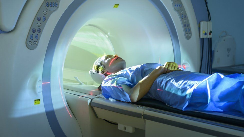 Правдивая история? Системы обнаружения лжи становятся высокотехнологичными 3 Доктор Себастьян Спир утверждает, что с помощью МРТ-сканирования он может определить, лжет ли человек, взглянув на его мозг.