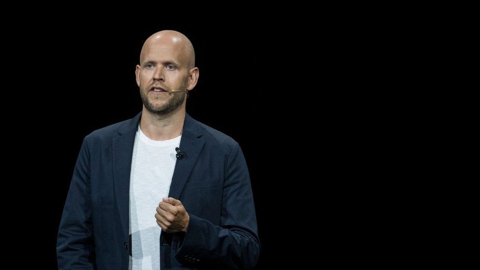 Spotify: потоковый гигант объявляет о планах пресечь дезинформацию о Covid 1 Генеральный директор Spotify Дэниел Эк сказал, что он признает, что компания "обязана" обеспечить больший баланс на своей платформе.