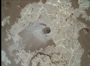 Марсоход НАСА Curiosity измеряет интригующую углеродную сигнатуру на Марсе 2 E1 PIA25045 Highfield Drill Hole