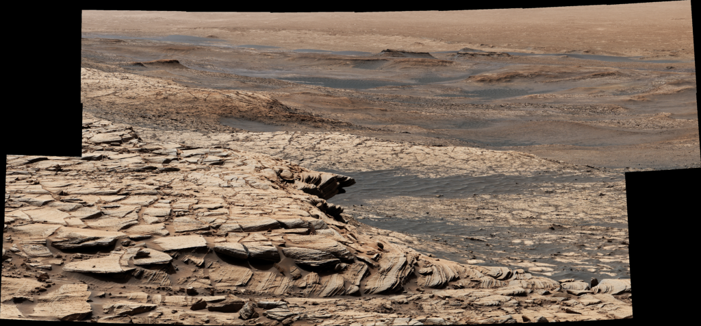Взгляд Curiosity с вершины "пьедестала Гринхью": Эта мозаика была сделана из изображений, полученных мачтовой камерой на борту марсохода НАСА Curiosity на 2 729-й марсианский день, или сол, миссии. На ней изображен ландшафт песчаниковой формации Стимсон в кратере Гейл. В этом месте Curiosity пробурил Эдинбургскую скважину, образец из которой был обогащен углеродом 12. 