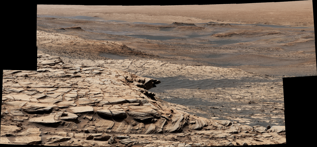 Марсоход НАСА Curiosity измеряет интригующую углеродную сигнатуру на Марсе 3 Взгляд Curiosity с вершины "пьедестала Гринхью": Эта мозаика была сделана из изображений, полученных мачтовой камерой на борту марсохода НАСА Curiosity на 2 729-й марсианский день, или сол, миссии. На ней изображен ландшафт песчаниковой формации Стимсон в кратере Гейл. В этом месте Curiosity пробурил Эдинбургскую скважину, образец из которой был обогащен углеродом 12.