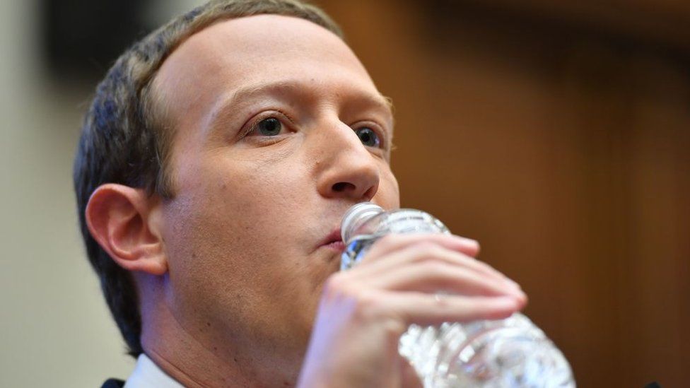 Facebook Meta. Председатель совета директоров и генеральный директор Facebook Марк Цукерберг пьет воду во время дачи показаний в Вашингтоне, округ Колумбия.