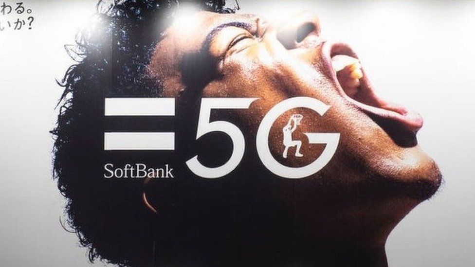 На билборде SoftBank рекламирует сеть высокоскоростного интернета 5G в Токио.