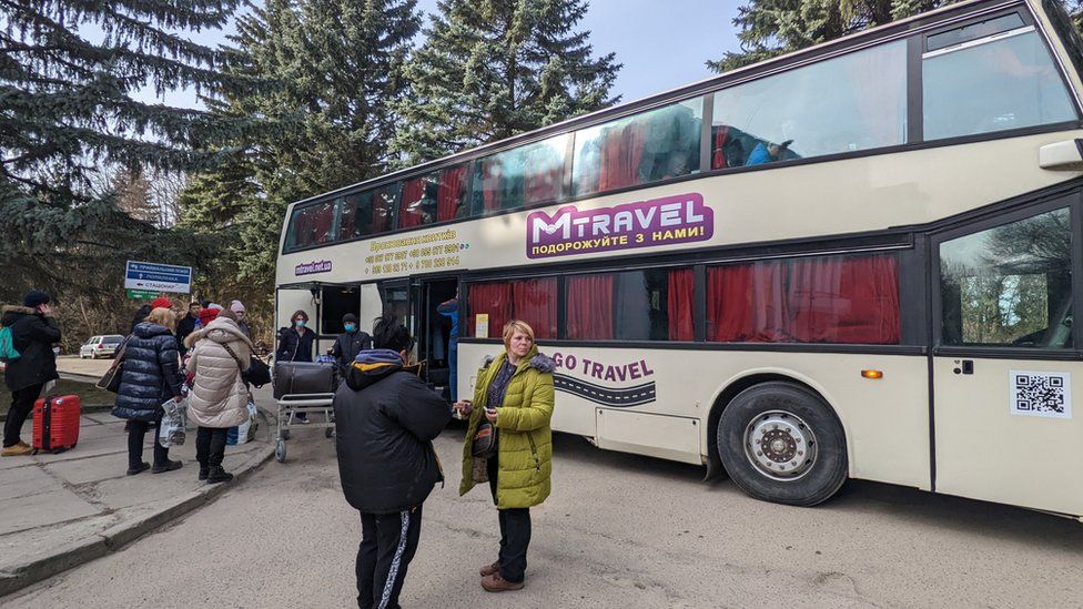 Один из автобусов, вывозящих людей из Украины