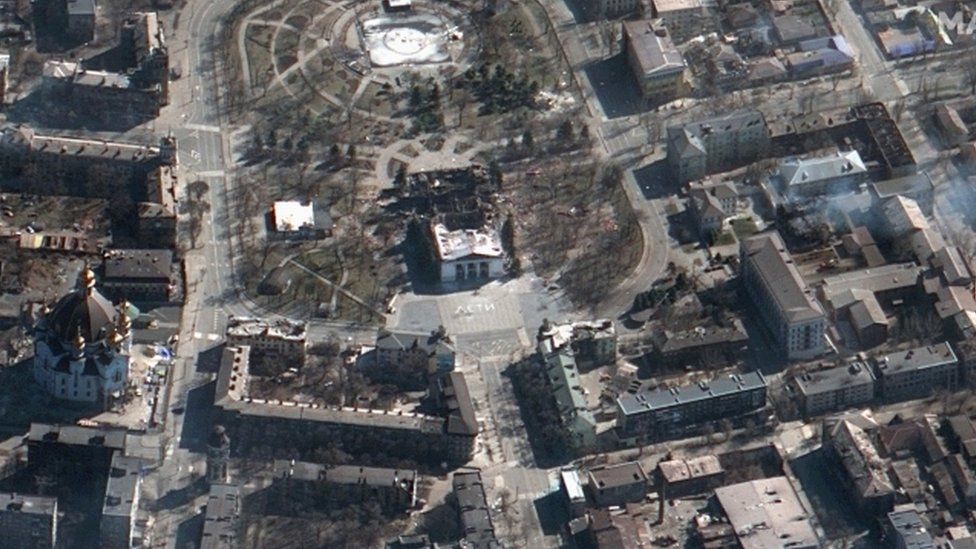 Спутниковый снимок, показывающий последствия авиаудара по Донецкому академическому областному драматическому театру в Мариуполе, Украина.