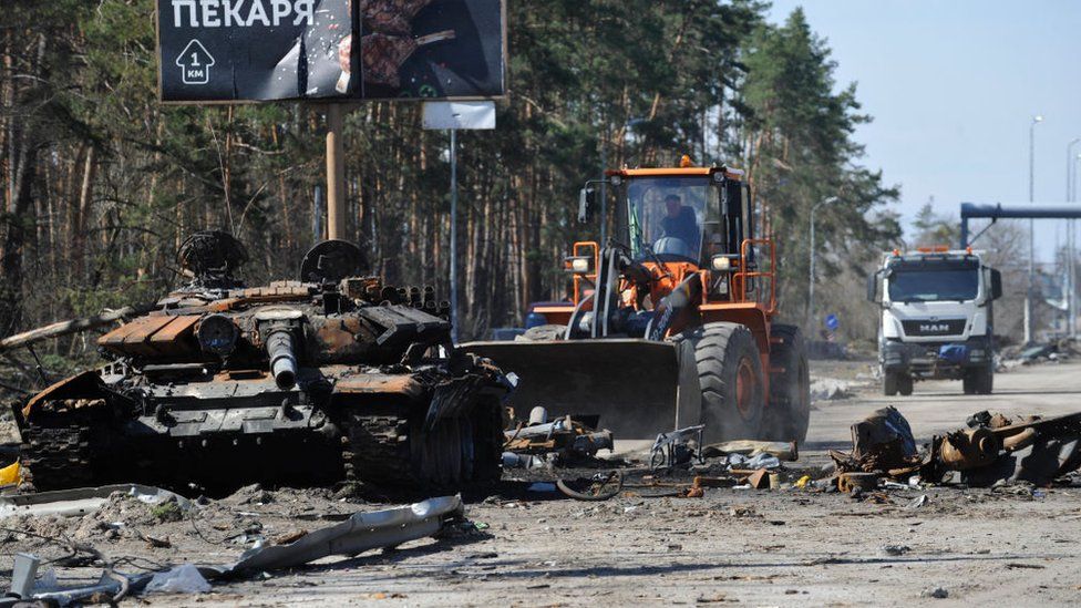 Война в Украине. Под Киевом расчищают остатки российского танка