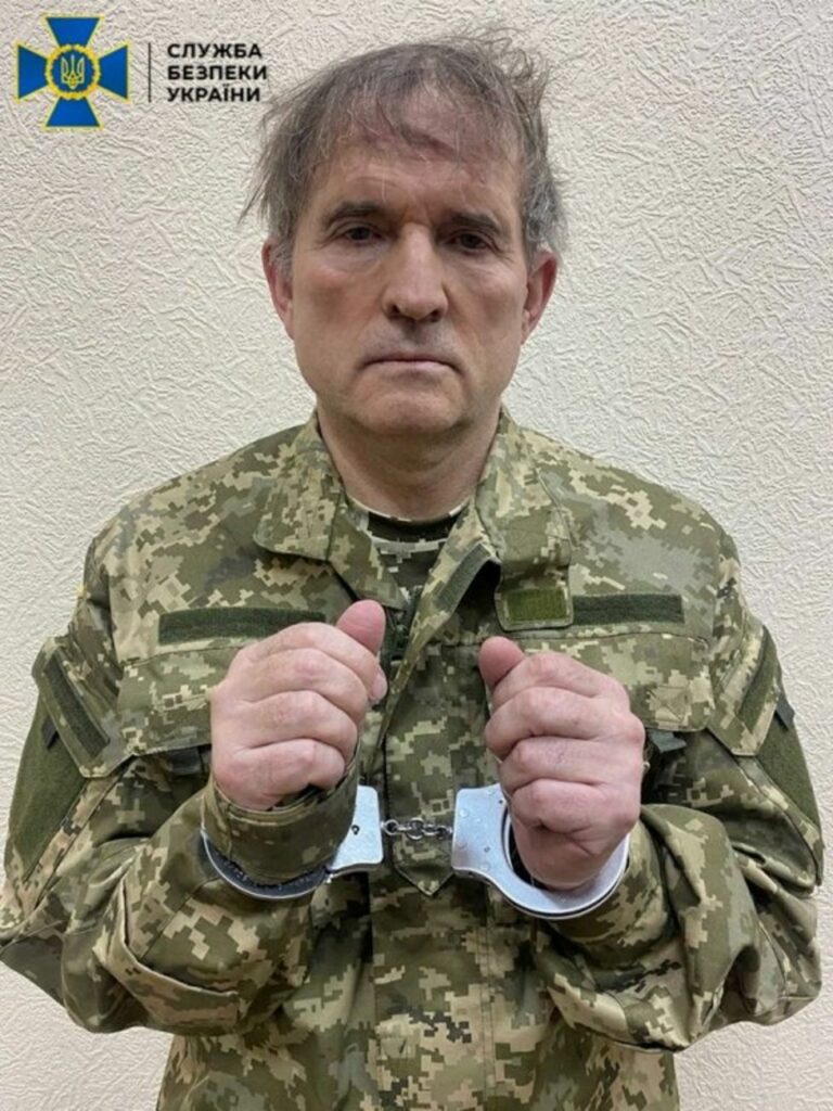 Служба безопасности Украины разместила фотографию, на которой изображен Виктор Медведчук в наручниках и в военной форме.
