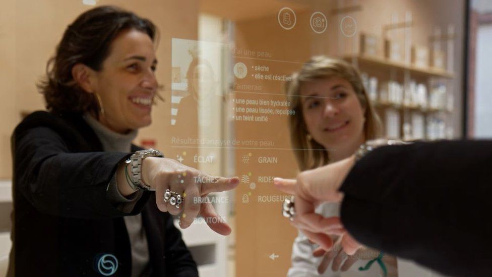 Виолен Монмарш (слева) подчеркивает, что в "умных" зеркалах ее фирмы используется система обнаружения движения