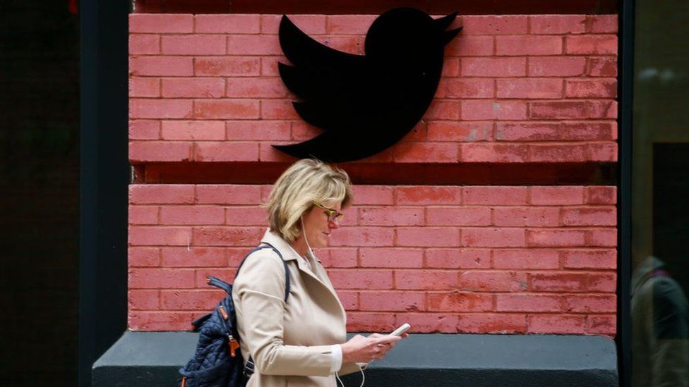 Женщина проходит мимо офиса Twitter в Нью-Йорке. Маск